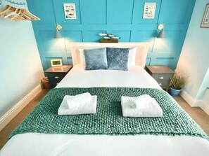 2 bedrooms, desk, iron/ironing board, WiFi