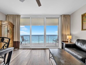 Apartment, 1 King-Bett (Majestic Beach Towers 1-715) | Wohnbereich | Fernseher