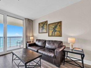 Lejlighed - 1 kingsize-seng med sovesofa (Majestic Beach Towers 1-715) | Opholdsområde