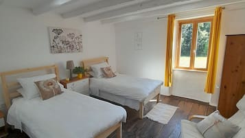 3 bedrooms, iron/ironing board, WiFi, bed sheets