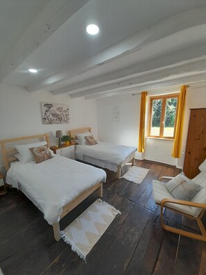 3 chambres, fer et planche à repasser, Wi-Fi, draps fournis
