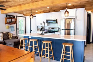 Kühlschrank, Wasserkocher mit Kaffee-/Teezubehör