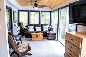 Fernseher, Bücher, Arbeitsbereiche