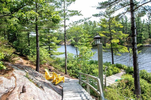 The Willow | Lakefront Cottage | Muskoka