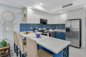 ثلاجة، ميكروويف، فرن، موقد طهي مسطح