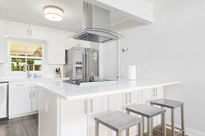 Réfrigérateur, four, plaque de cuisson, lave-vaisselle