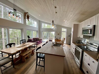 Cozy retreat on the lake.