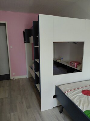 3 habitaciones, tabla de planchar con plancha, wifi y ropa de cama
