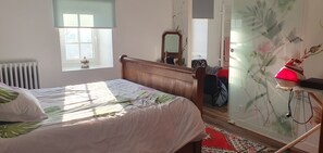 Een strijkplank/strijkijzer, wifi, beddengoed