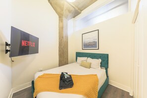 アイロン / アイロン台、WiFi (無料)、ベッドシーツ