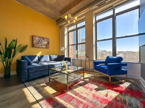 Spacious 2BR Group Stay near McCormick Place & Wintrust Arena