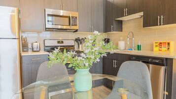 Refrigerador, microondas, horno y parrilla de estufa