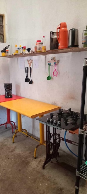 Geladeira, cooktop, lava-louças, talheres/pratos/utensílios de cozinha