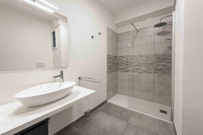 Comfort Apartment | Bathroom | Free toiletries, hair dryer, towels, toilet paper - Brand new apartment in Florence by MMega (Florence)