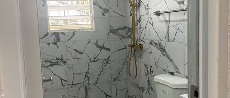 Dusche, Haartrockner, Handtücher, Seife