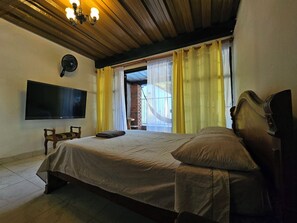 Una scrivania, ferro/asse da stiro, culla da viaggio, Wi-Fi gratuito