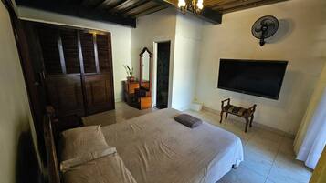 Escrivaninha, ferros/tábuas de passar roupa, berço de viagem