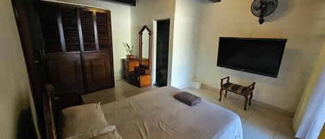 1 soverom, skrivebord, strykejern/-brett og reiseseng for barn