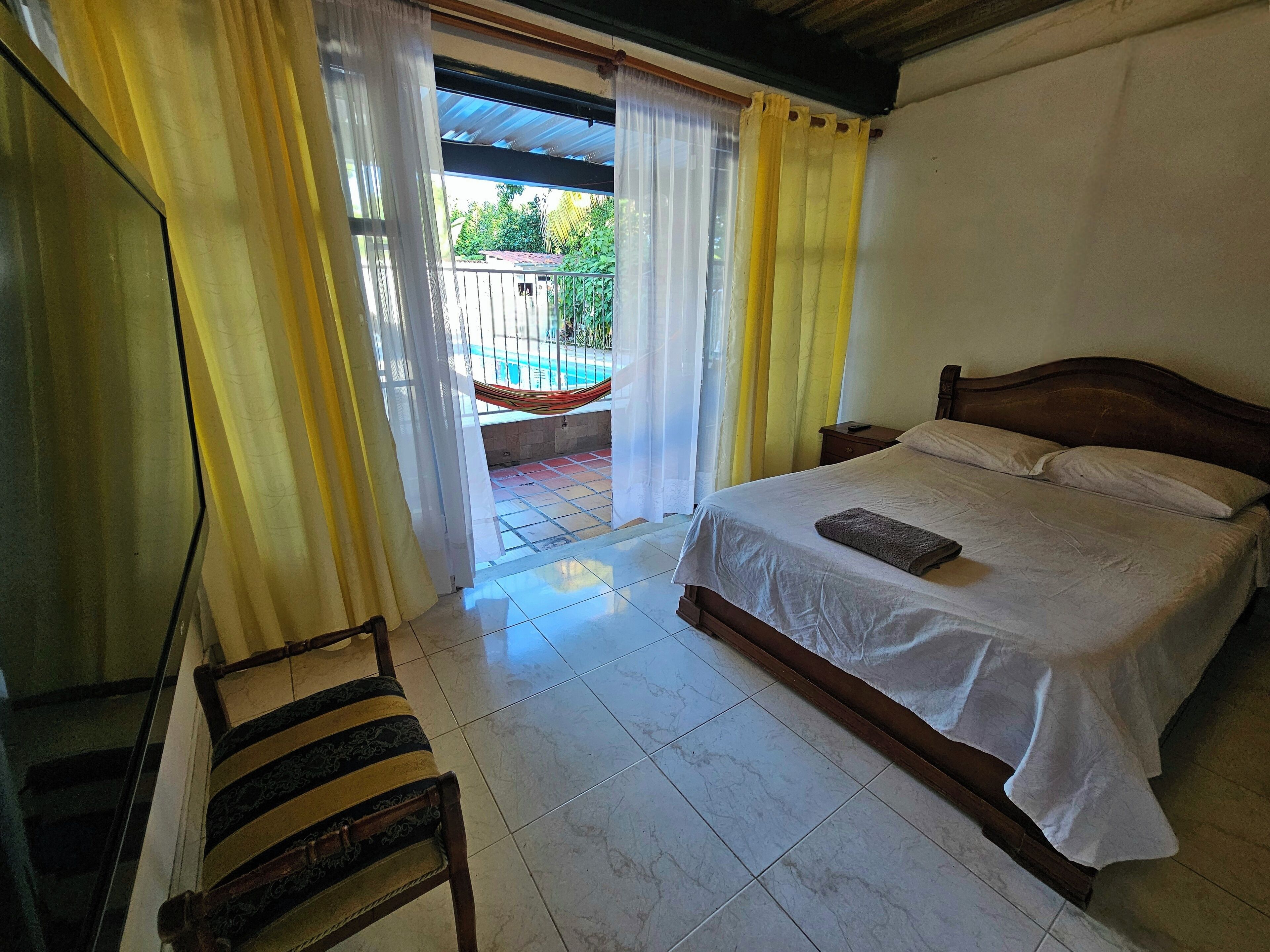 1 chambre, bureau, fer et planche à repasser, lit parapluie