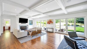 تلفزيون ذكي، مدفأة، تنس طاولة، ستيريو