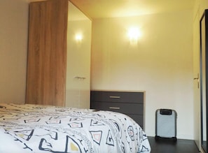 1 chambre, fer et planche à repasser, draps fournis