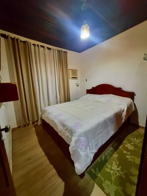 5 bedrooms, iron/ironing board, WiFi, bed sheets