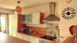 Fridge, oven, coffee/tea maker