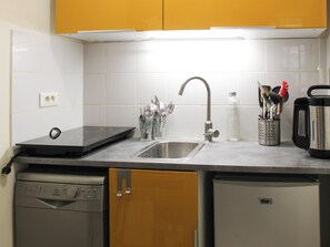 Frigorífico, microondas, horno y lavavajillas