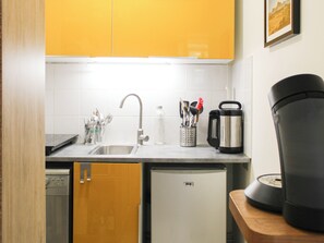 Kühlschrank, Mikrowelle, Ofen, Geschirrspüler