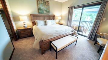 1 quarto, escrivaninha, ferros/tábuas de passar roupa, berço de viagem