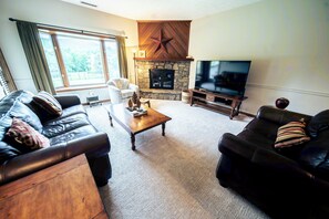 TV, fireplace, ping pong, books