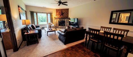 TV, caminetto, tavolo da ping pong, libri