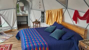 Tabla de planchar con plancha, wifi y ropa de cama