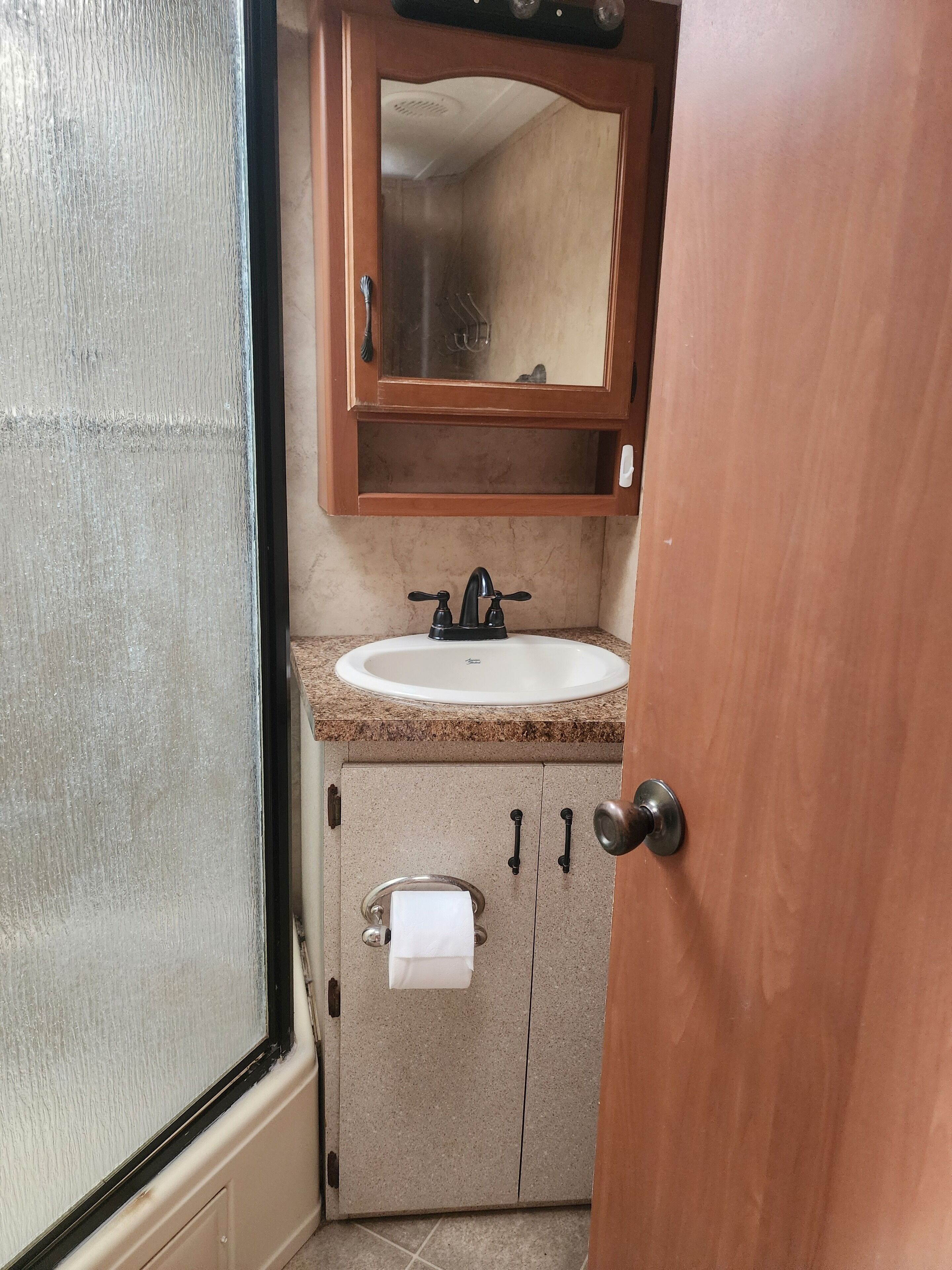Une salle de bain équipée d’un lavabo, d’un miroir et d’un porte-serviettes.
