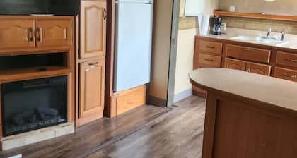 Cozy campground in beautiful Cottondale with AC