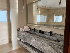 Premium-Haus, Balkon, Talblick | Badezimmer | Dusche, kostenlose Toilettenartikel, Haartrockner, Handtücher
