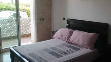 Iron/ironing board, bed sheets