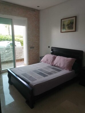 Iron/ironing board, bed sheets