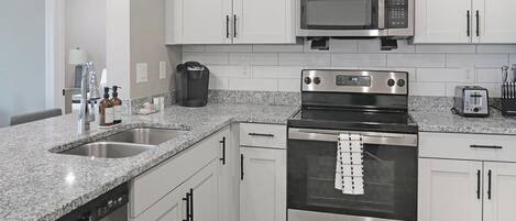 Geladeira, mesas de jantar