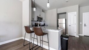 Frigorífico y mesa de comedor