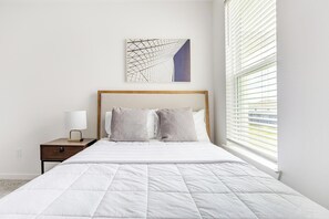 3 bedrooms, desk, iron/ironing board, WiFi - Landing | Chic 3BD, Gym (Davenport)