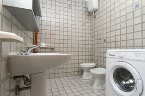 Shower, bidet, towels - M048 – Marcelli, three-room apartment with sea view and garden (Marcelli)