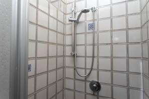 Shower, bidet, towels - M048 – Marcelli, three-room apartment with sea view and garden (Marcelli)