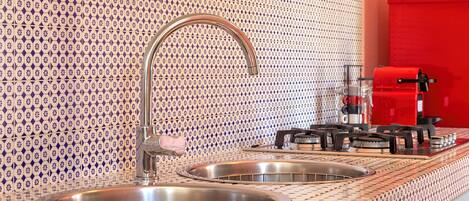 Stovetop, cookware/dishes/utensils, dining tables