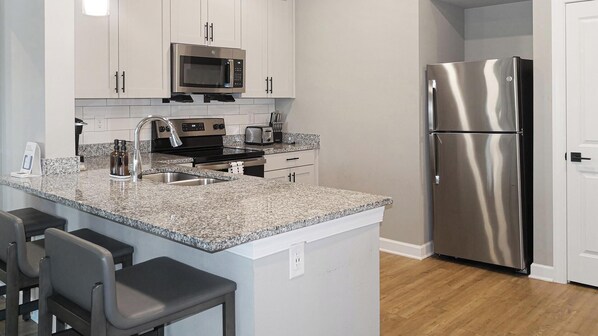 Réfrigérateur, table de salle à manger