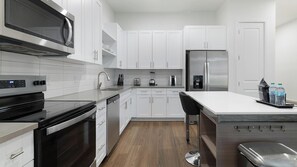 Refrigerador, mesa de comedor