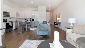 Smart TV - Landing | Stylish 3BD, Gym (Davenport)