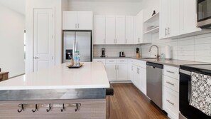 Fridge, microwave, oven, stovetop - Landing | Stunning 3BD, Gym (Davenport)