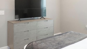 2 bedrooms, desk, iron/ironing board, WiFi