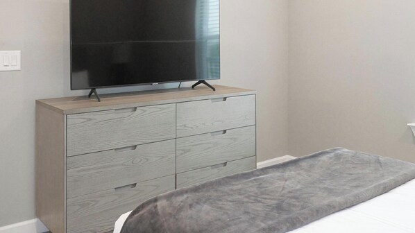 3 Schlafzimmer, Schreibtisch, Bügeleisen/Bügelbrett, WLAN